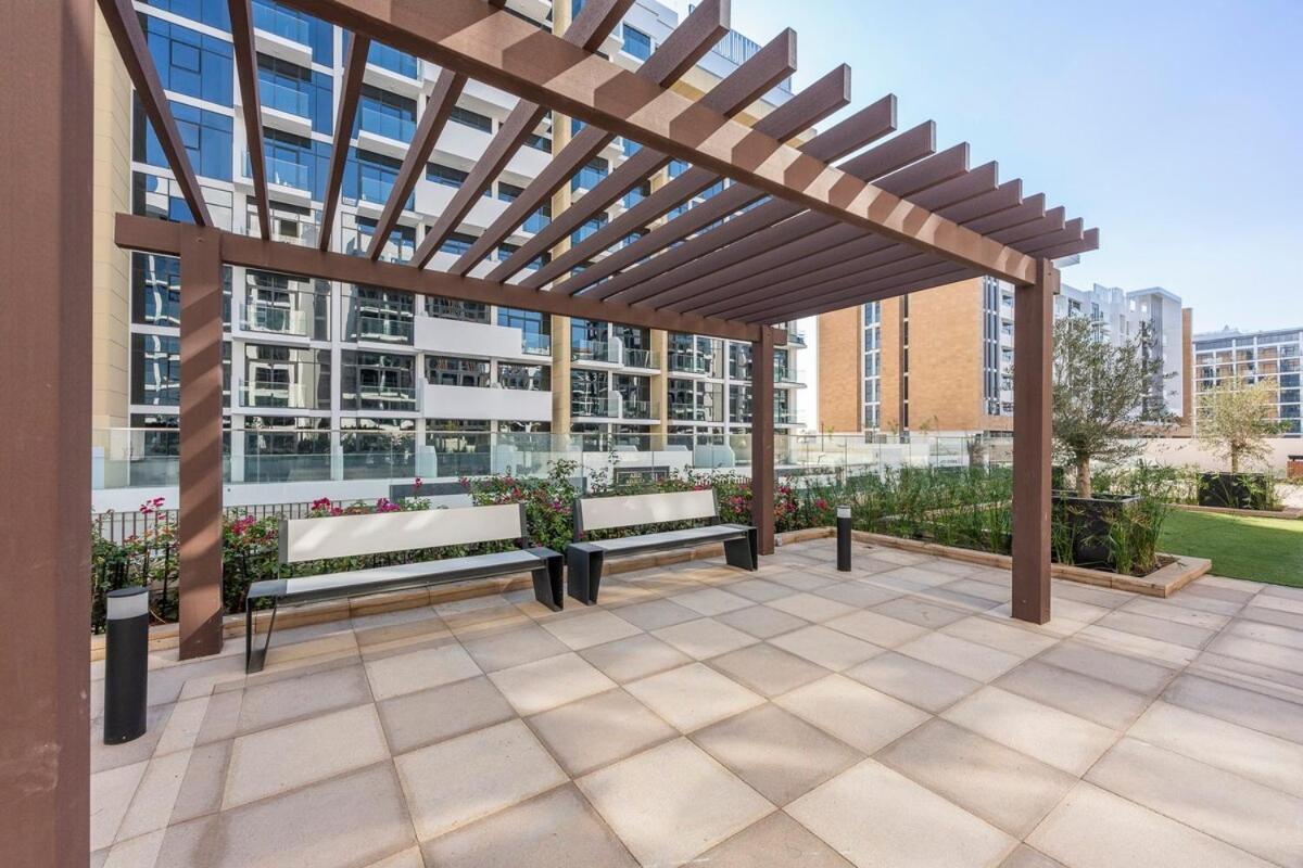 Amazing With Cozy Balcony In Meydan *